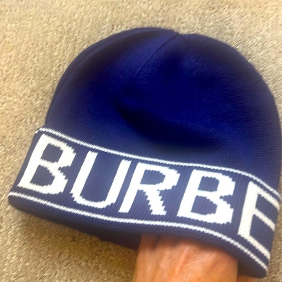 - WINTER SALE ‼️ BURBERRY Beanie One Size - Picture 1 of 2